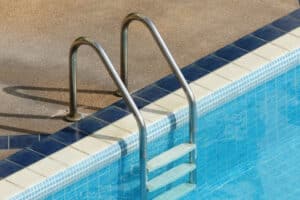 consejos escaleras piscinas