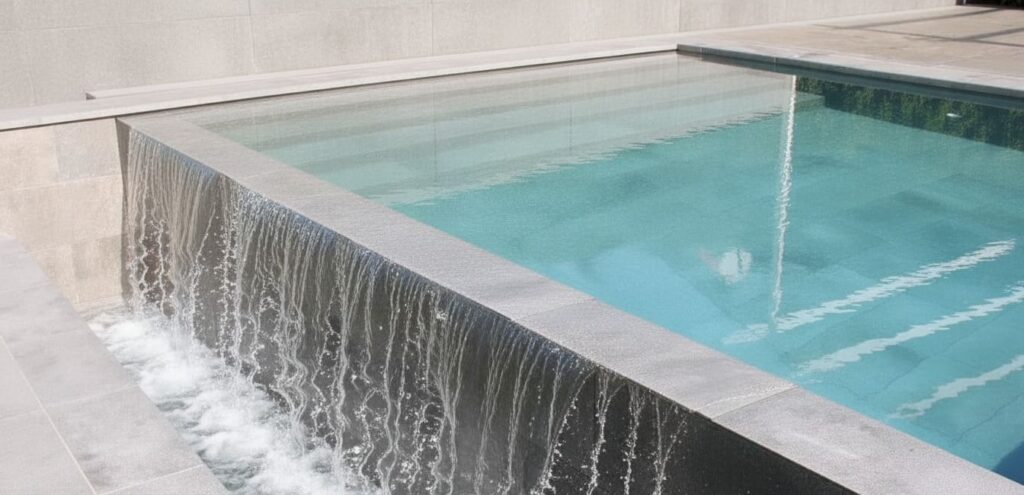 Piscina desbordante tipo infinity con rebosadero en cascada