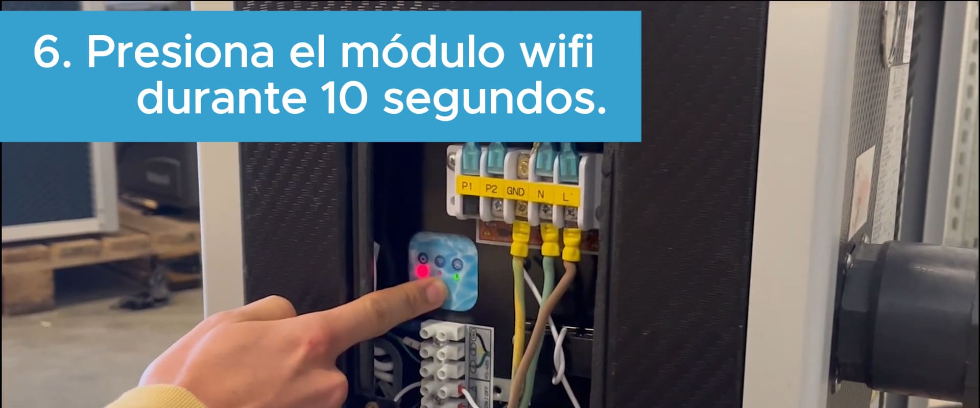 Mantén pulsado el módulo WiFi de la bomba de calor Polytropic durante 10 segundos
