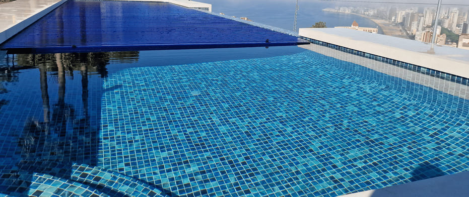 Cubierta de piscina para mejorar el COP de la bomba de calor
